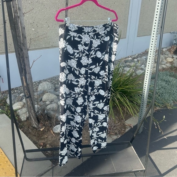 Pink Lily Pants - Pink Lily XL Black and White Floral Wide Leg Pants side zipper